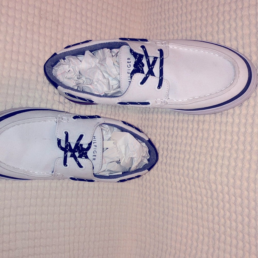 SIZE 9 TOMMY HILFIGER SHOES